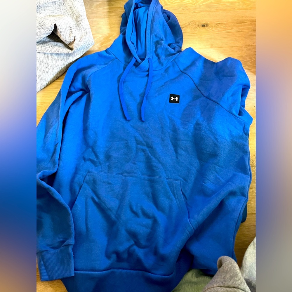 Beautiful blue hoodie! Super soft. MENS XL. Fits women too. Super comfy